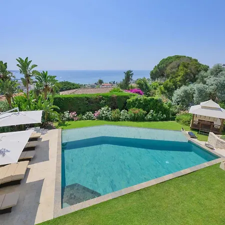 Dom wakacyjny Large House With Pool And Sea View In Vallauris