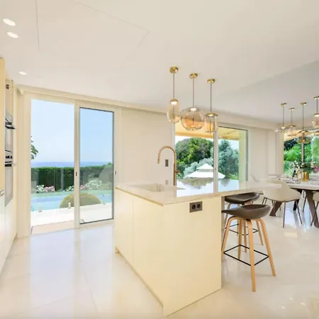 Dom wakacyjny Large House With Pool And Sea View In Vallauris