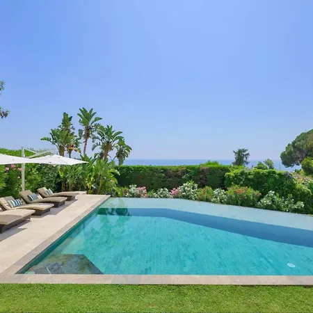 Large House With Pool And Sea View In Ferienhaus Vallauris