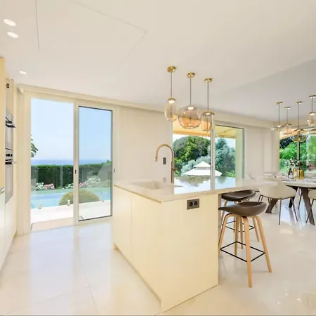 Large House With Pool And Sea View In * Vallauris
