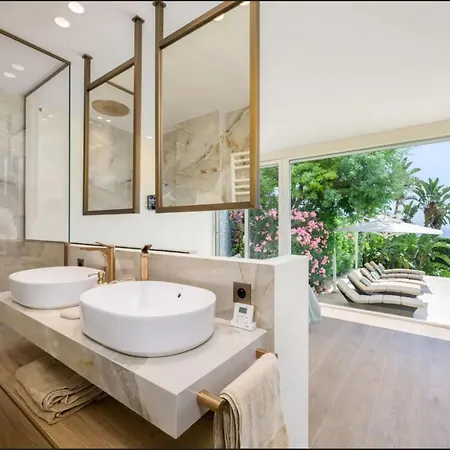 Large House With Pool And Sea View In Ferienhaus Vallauris