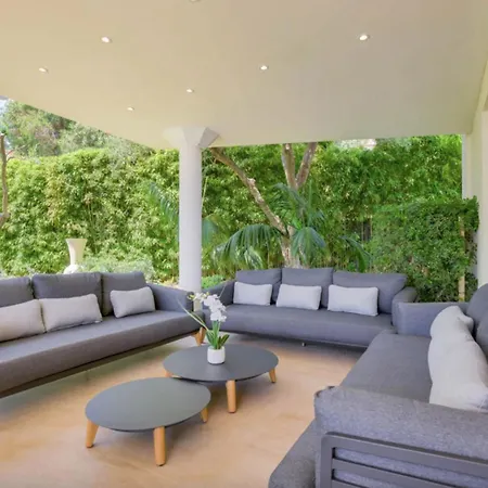 Large House With Pool And Sea View In Ferienhaus